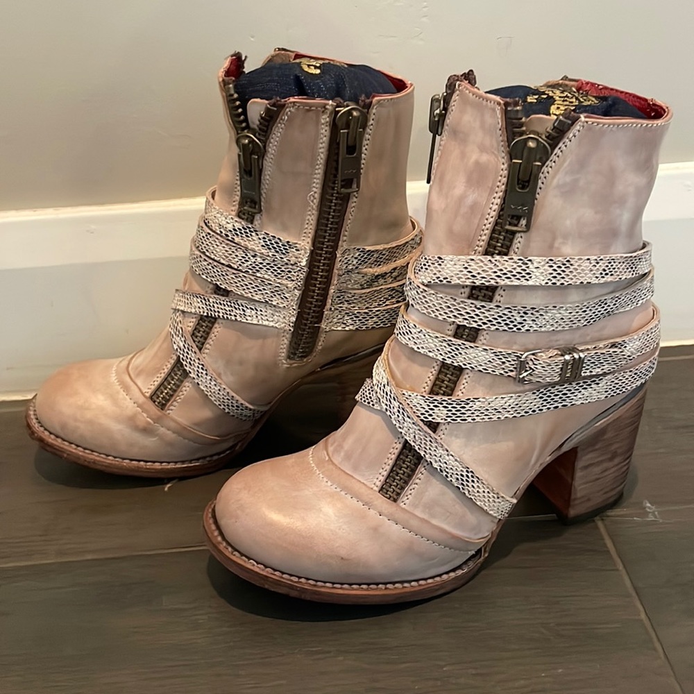 Womens Freebird Balboa 8 Beige Strappy Leather Ankle Boots